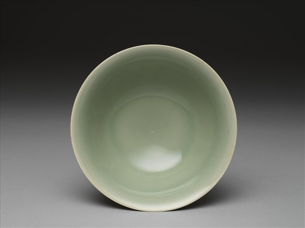 青瓷劃花番蓮紋碗