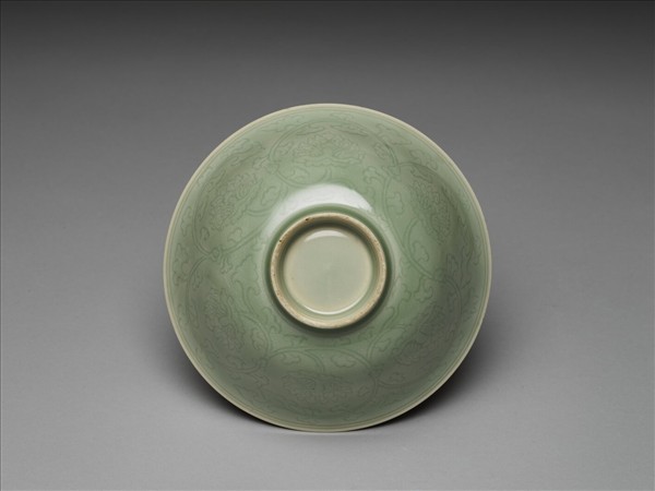 青瓷劃花番蓮紋碗