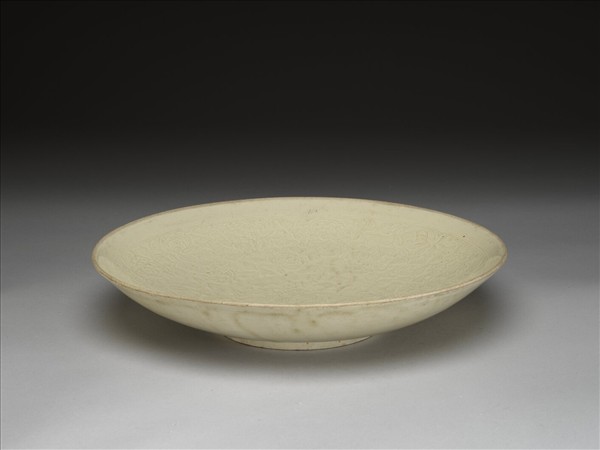 白瓷印花牡丹花紋盤