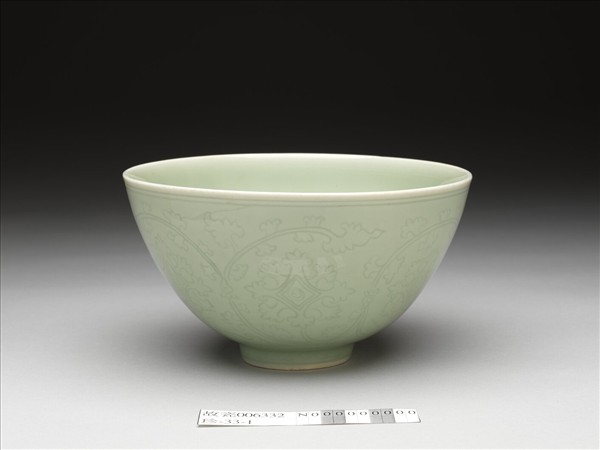 青瓷劃花纏枝花卉紋蓮子碗