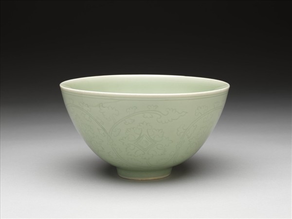 青瓷劃花纏枝花卉紋蓮子碗