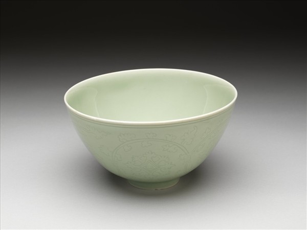 青瓷劃花纏枝花卉紋蓮子碗