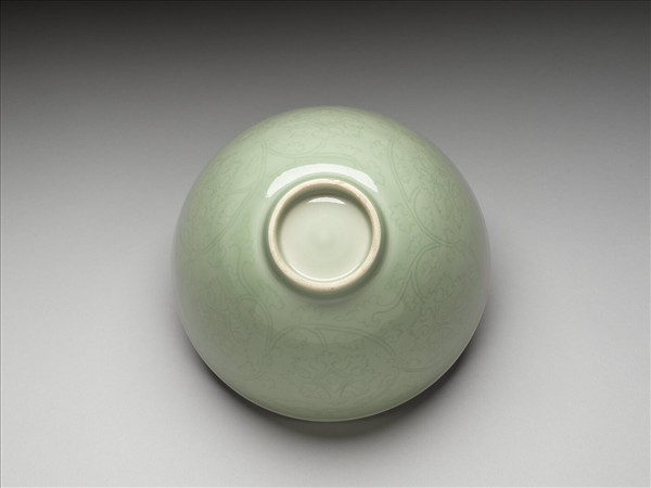 青瓷劃花纏枝花卉紋蓮子碗