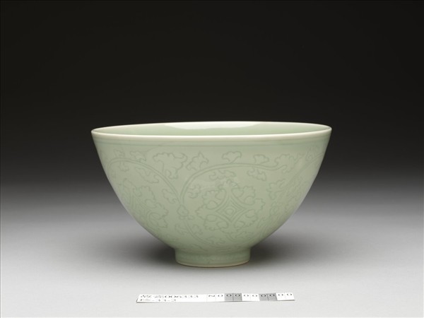 青瓷劃花纏枝花卉紋蓮子碗