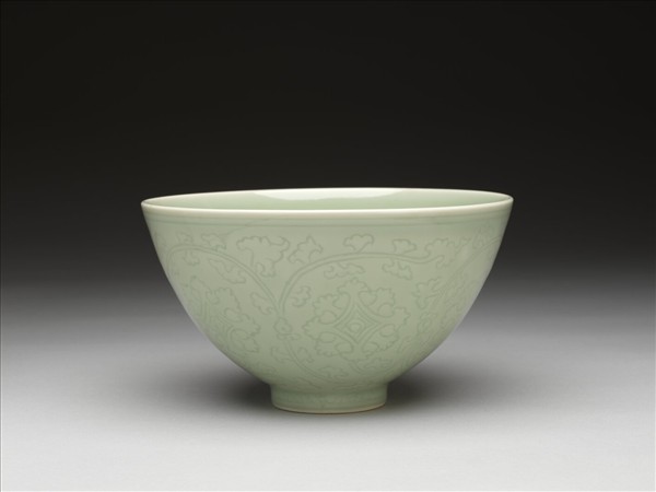 青瓷劃花纏枝花卉紋蓮子碗
