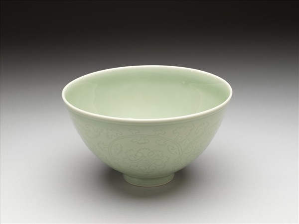 青瓷劃花纏枝花卉紋蓮子碗