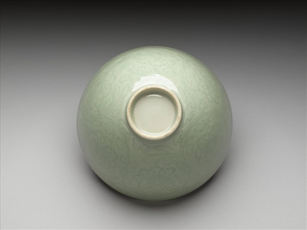 青瓷劃花纏枝花卉紋蓮子碗