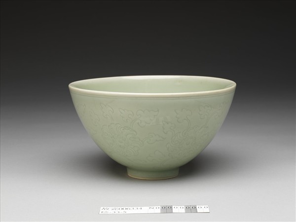 青瓷劃花纏枝花卉紋蓮子碗