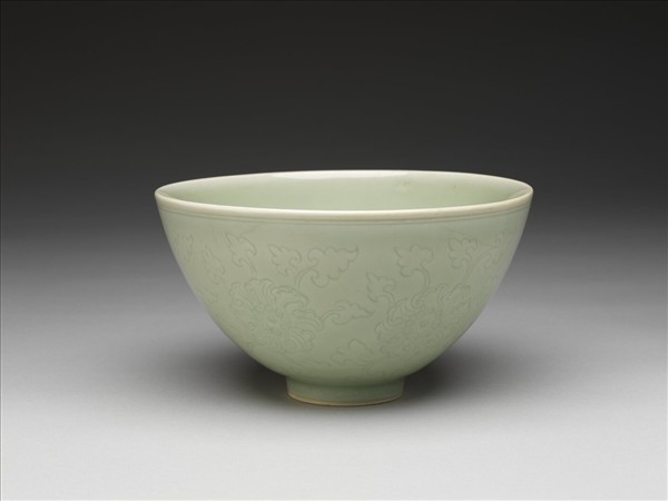 青瓷劃花纏枝花卉紋蓮子碗