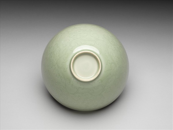 青瓷劃花纏枝花卉紋蓮子碗