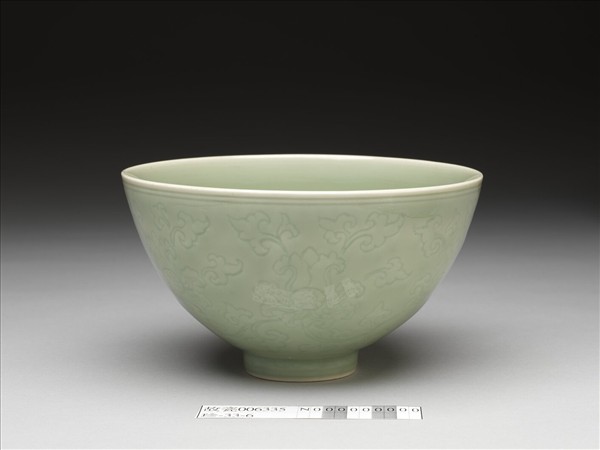 青瓷劃花纏枝花卉紋蓮子碗