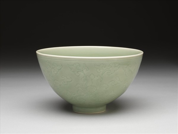 青瓷劃花纏枝花卉紋蓮子碗