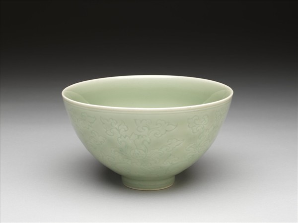 青瓷劃花纏枝花卉紋蓮子碗