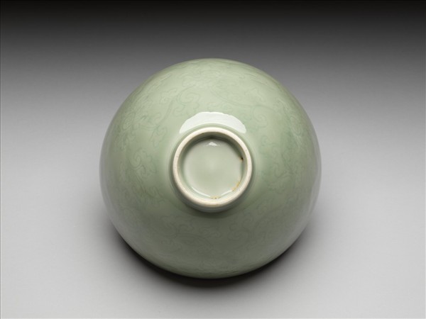 青瓷劃花纏枝花卉紋蓮子碗