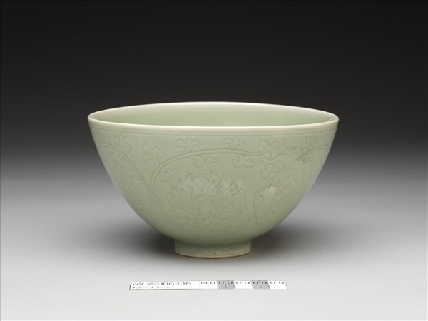 青瓷劃花纏枝花卉紋蓮子碗