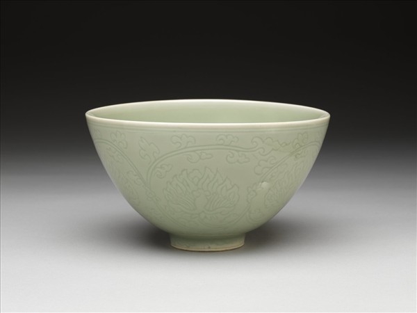 青瓷劃花纏枝花卉紋蓮子碗