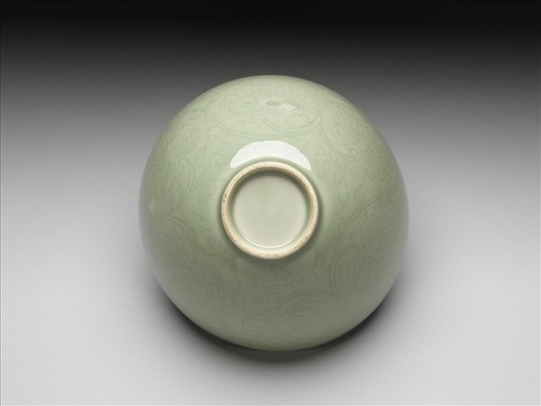 青瓷劃花纏枝花卉紋蓮子碗