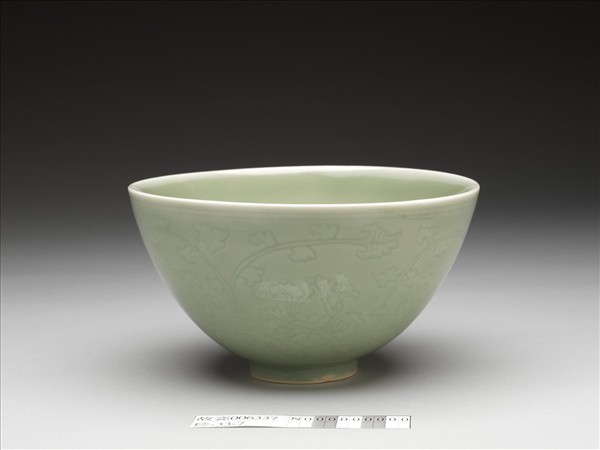 青瓷劃花纏枝花卉紋蓮子碗