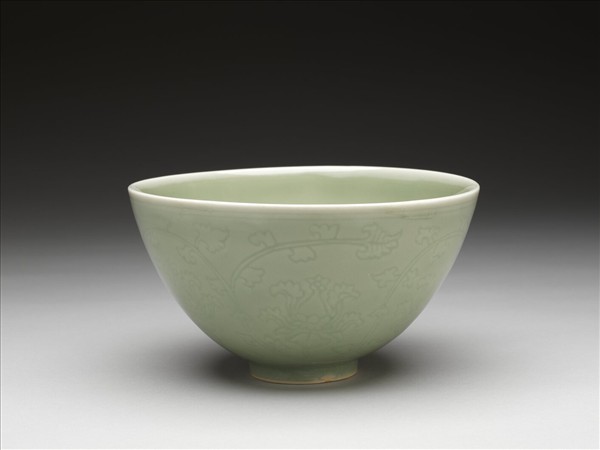 青瓷劃花纏枝花卉紋蓮子碗