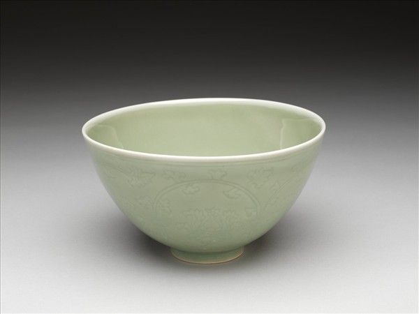 青瓷劃花纏枝花卉紋蓮子碗