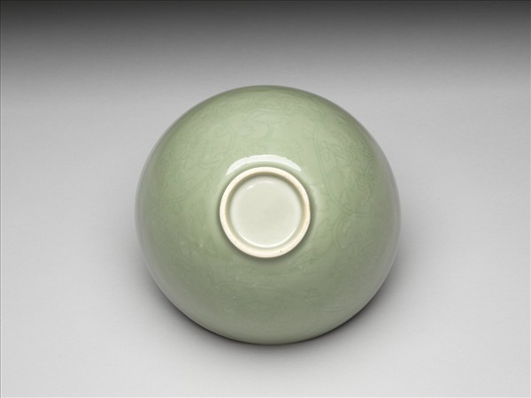 青瓷劃花纏枝花卉紋蓮子碗