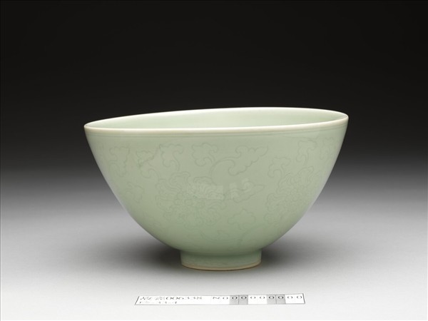 青瓷劃花纏枝花卉紋蓮子碗