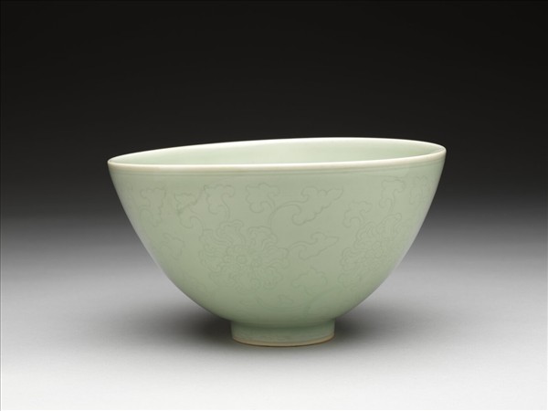 青瓷劃花纏枝花卉紋蓮子碗