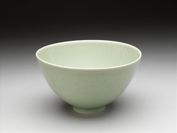 青瓷劃花纏枝花卉紋蓮子碗