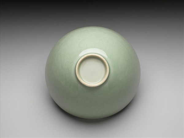 青瓷劃花纏枝花卉紋蓮子碗