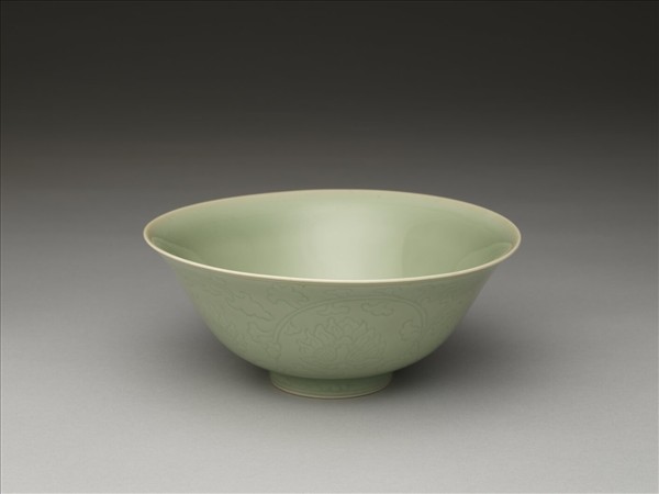 青瓷劃花番蓮紋碗