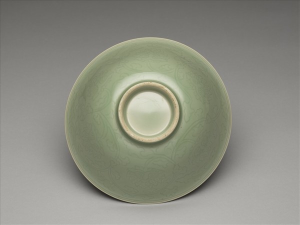 青瓷劃花番蓮紋碗