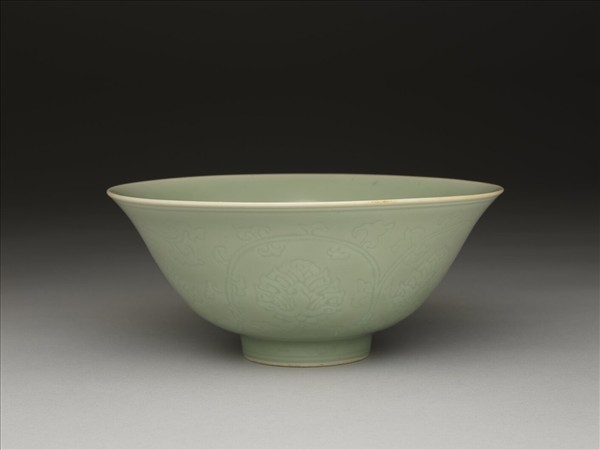 青瓷劃花番蓮紋碗