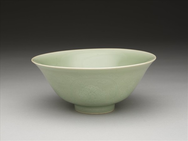 青瓷劃花番蓮紋碗