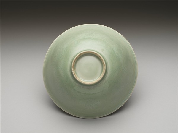 青瓷劃花番蓮紋碗