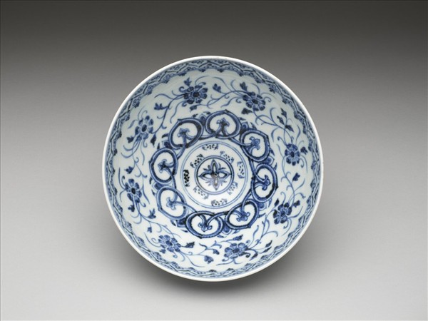 青花花卉紋蓮子碗