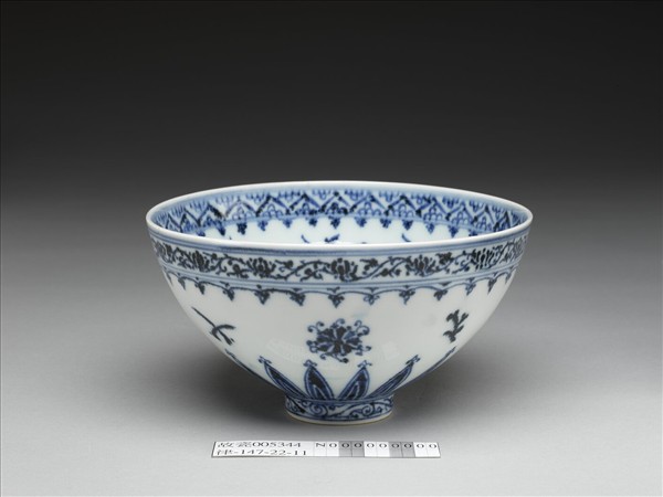 青花花卉紋蓮子碗