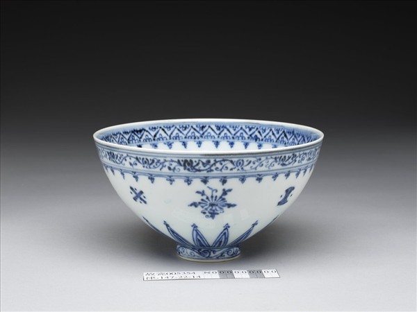 青花花卉紋蓮子碗