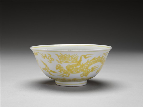 白釉黃彩龍紋碗
