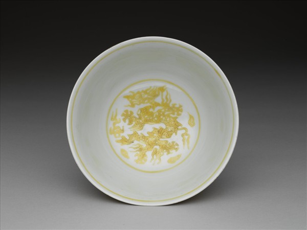白釉黃彩龍紋碗