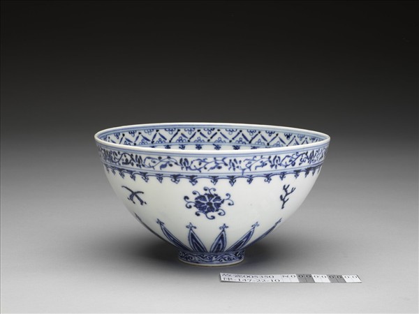 青花花卉紋蓮子碗