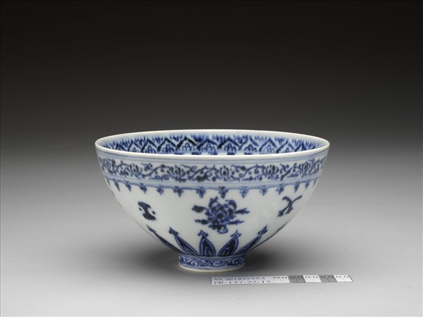 青花花卉紋蓮子碗