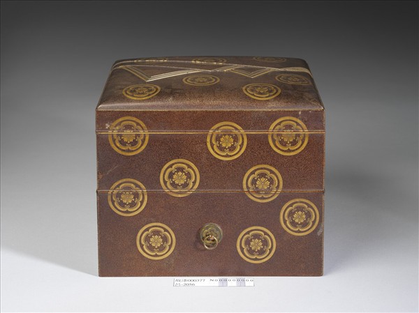 五瓣劍花蒔繪二層箱