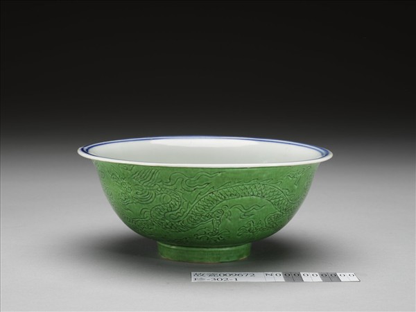 白裡綠彩雲龍碗