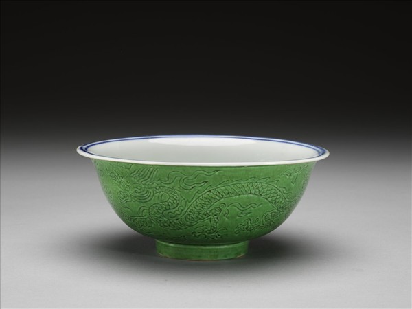 白裡綠彩雲龍碗