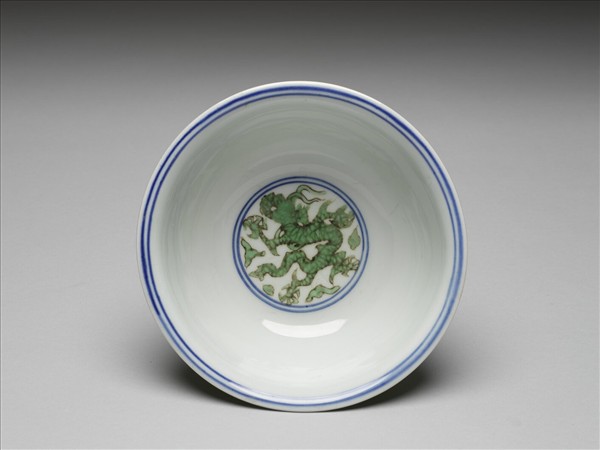 白裡綠彩雲龍碗