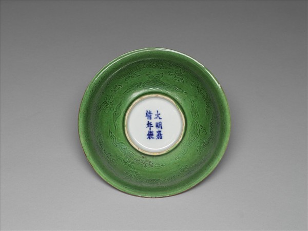 白裡綠彩雲龍碗