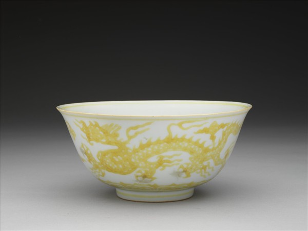 白釉黃彩龍紋碗