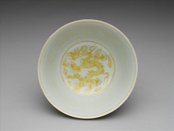 白釉黃彩龍紋碗