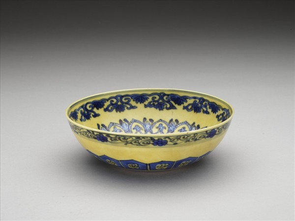 黃釉青花花果紋碗