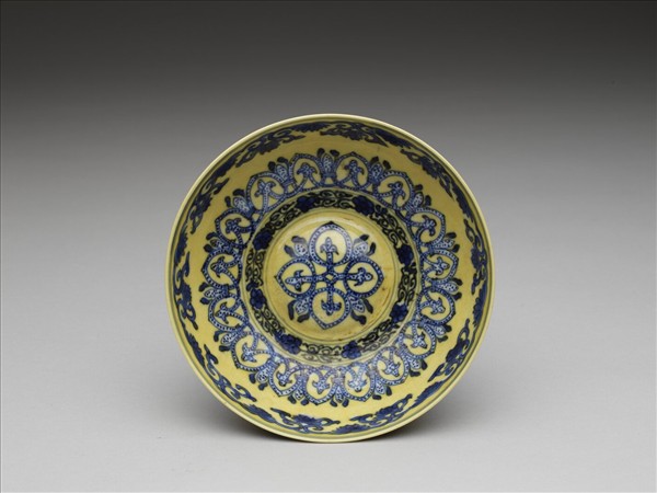 黃釉青花花果紋碗